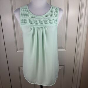 ELLE Women Top Sz M Sheer Round Neck Sleeveless Light Green Sleeveless Pleated